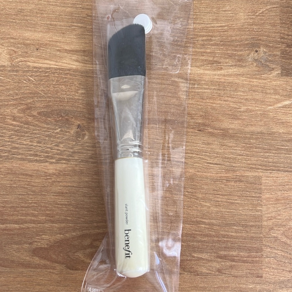 BNIB - Benefit Slant Powder Brush